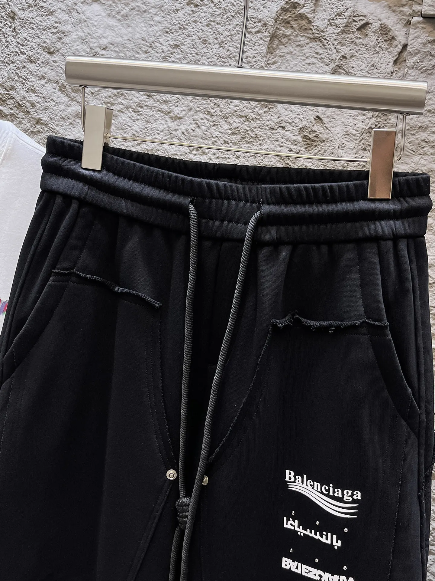 Balenciaga's three-standard complete 2026 summer New Arrival men's casual shorts, advanced custom-made Breathable fabric, Breathable fabric, extremely stretchy and comfortable, impeccable details, top-grade accessories, original logo design concept, delicate and soft feel! The upper body fit is awesome! Size: M-XXXL Please state your height and weight when ordering